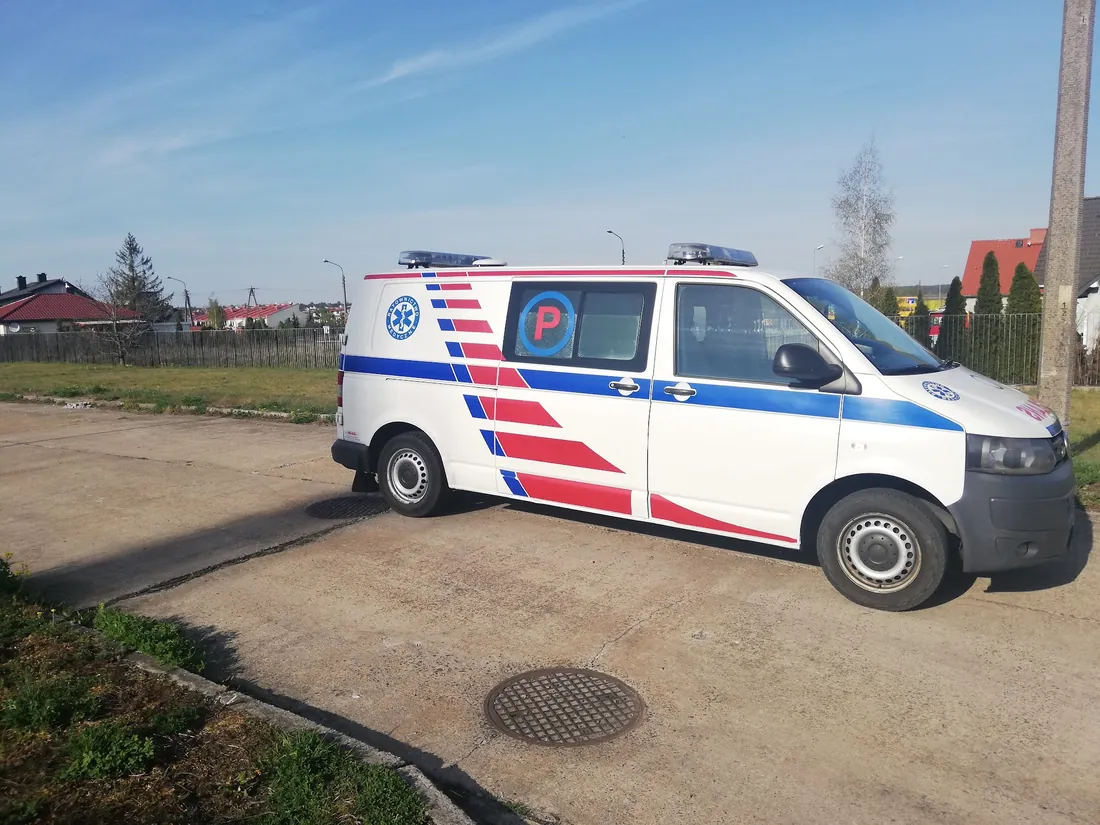 Biały samochód transportu medycznego Medyk-Pol w barwach czerwono-niebieskich