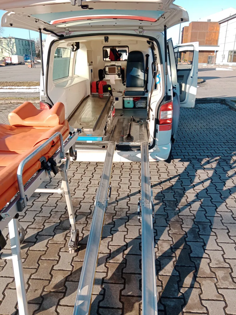 Wnętrze ambulansu Medyk-Pol z noszami transportowymi